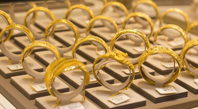 开千平大店、卖高级珠宝，周大福和老铺黄金们掰手腕，欲筹资87亿港元“补弹药”