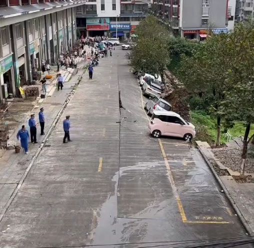 广西柳州一路段突发塌陷，多辆小车坠落坡下，当地：无伤亡，已让部分群众撤离
