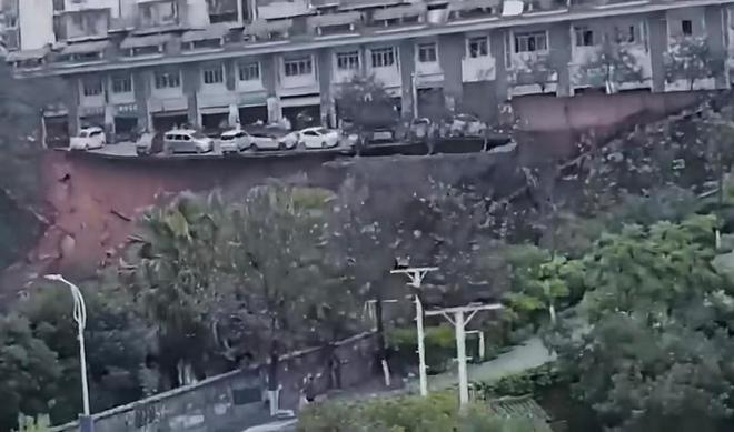 广西柳州一路段突发塌陷，多辆小车坠落坡下，当地：无伤亡，已让部分群众撤离
