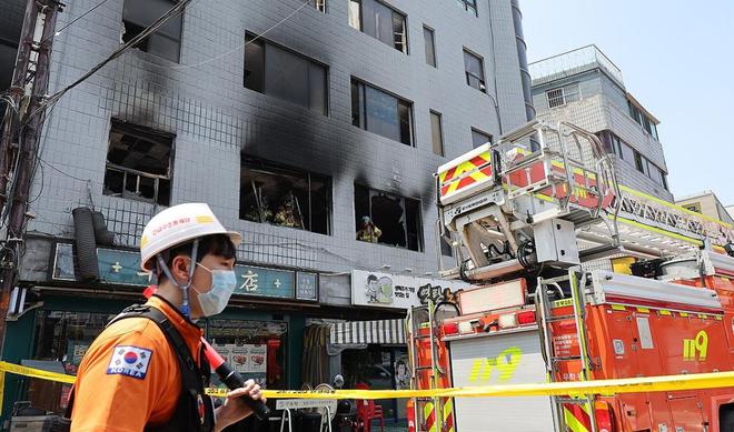 韩国首尔一制衣厂发生火灾致一死四伤，目击者看到有人在现场倾倒液体