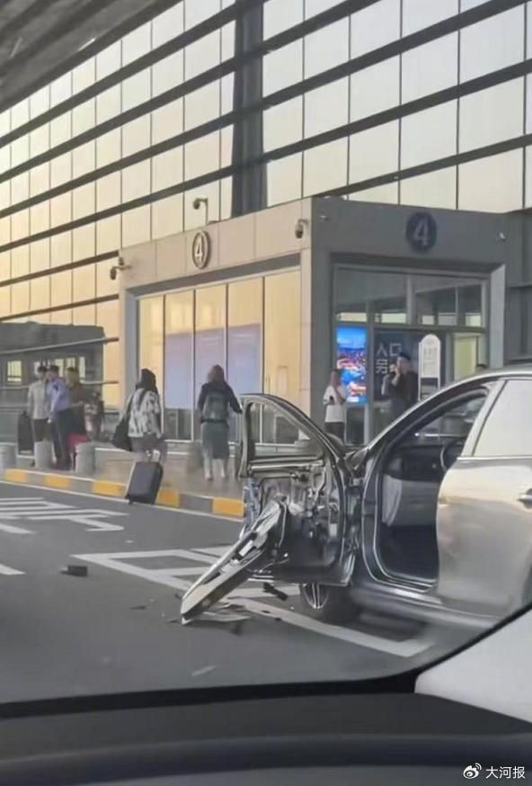 天津机场航站楼前车司机开门时被后车撞倒受伤，当地交警介入调查