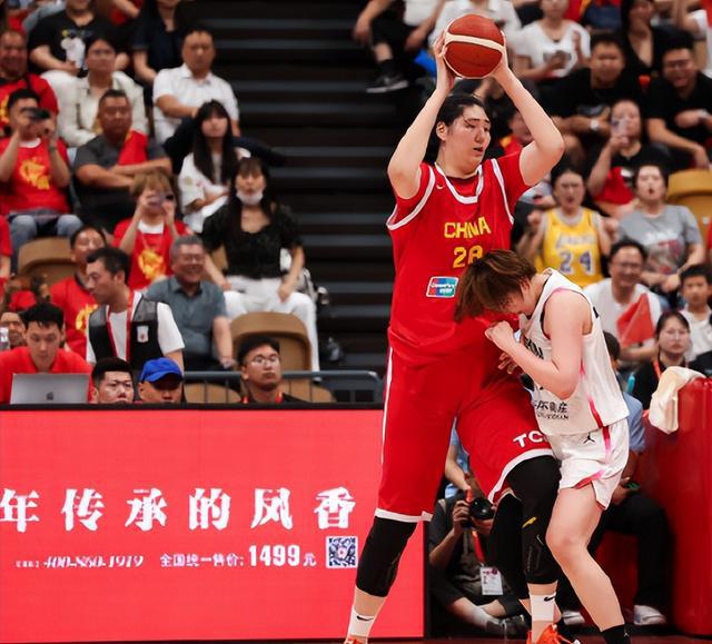 中国女篮三连胜！2米26的山东姑娘张子宇称霸内线，日本队主帅破防