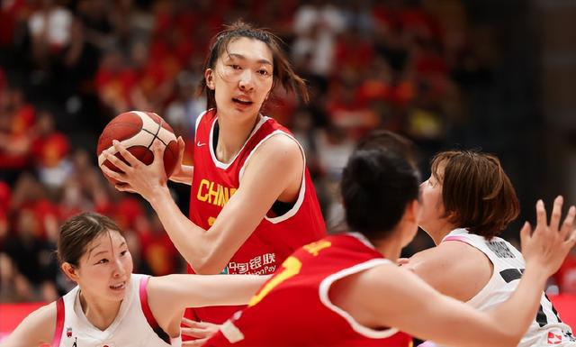 中国女篮三连胜！2米26的山东姑娘张子宇称霸内线，日本队主帅破防