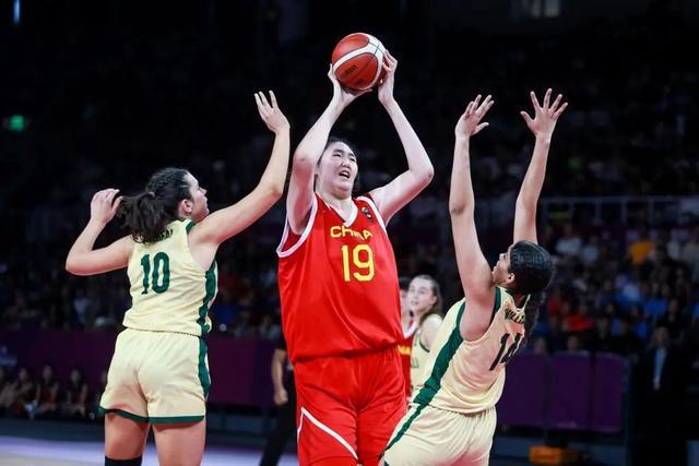 中国女篮三连胜！2米26的山东姑娘张子宇称霸内线，日本队主帅破防