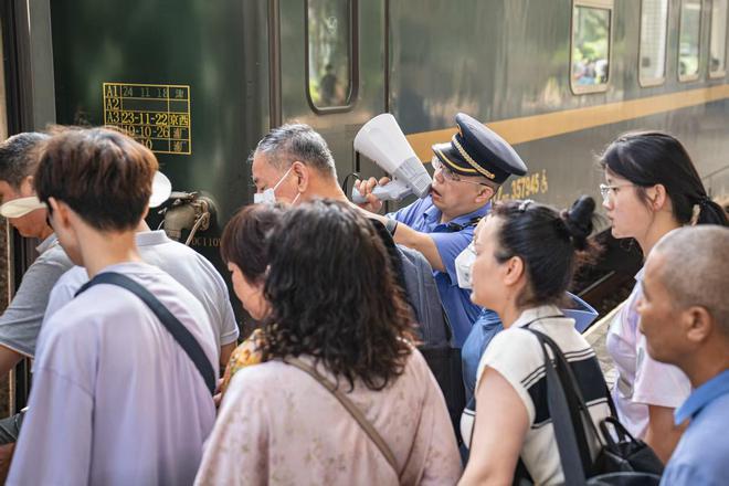 7月1日起，常德、益阳南站首次开行重庆、成都方向高铁13趟，常德可直达西安、太原