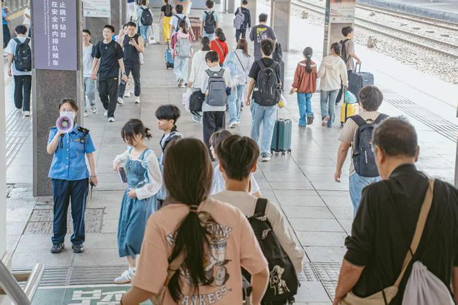 7月1日起，常德、益阳南站首次开行重庆、成都方向高铁13趟，常德可直达西安、太原