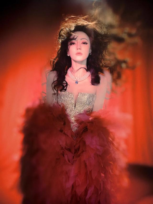 嘉行工作室发布迪丽热巴生日大片，并预告了热巴待播作品