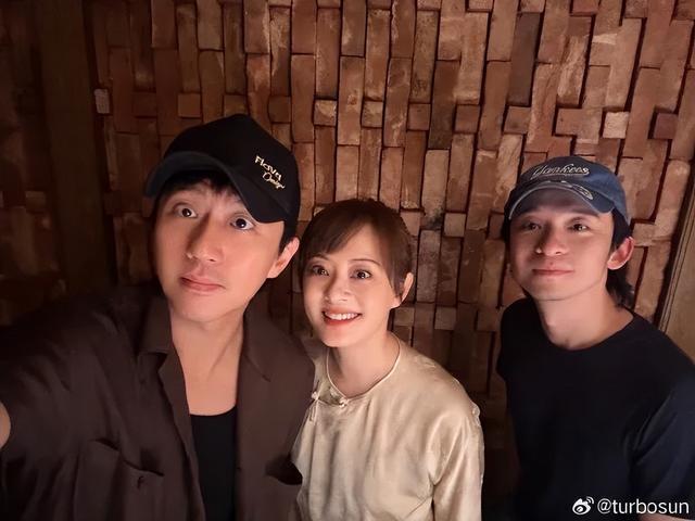 孙俪晒邓超董子健聚会合照！董子健吐槽：上半年被孙俪虐，下半年被邓超虐……