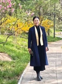 女教授清华大学校内被树砸身亡，回应：企业违规进行枯树移除，相关部门正在调查
