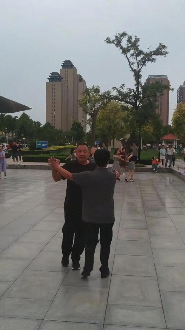 于东来现身许昌许都公园跳舞，网友称平时经常来，为人和蔼、接地气！