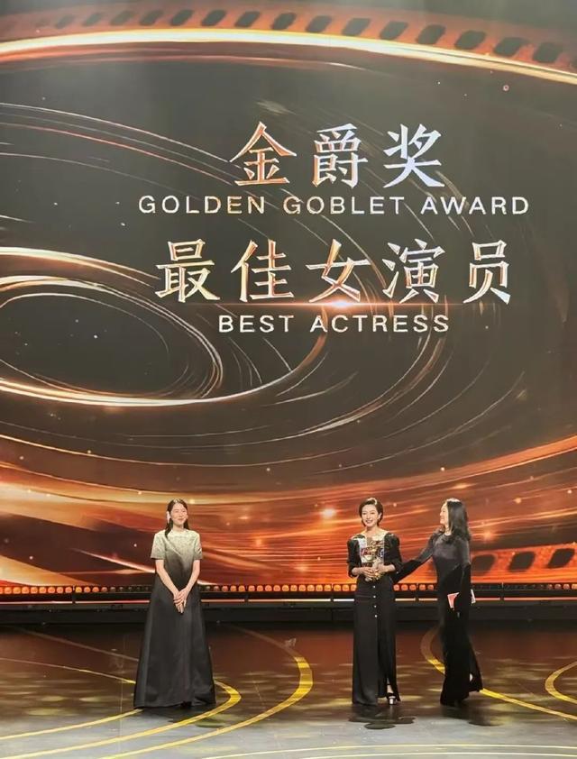 确认了：是知名演员万茜！