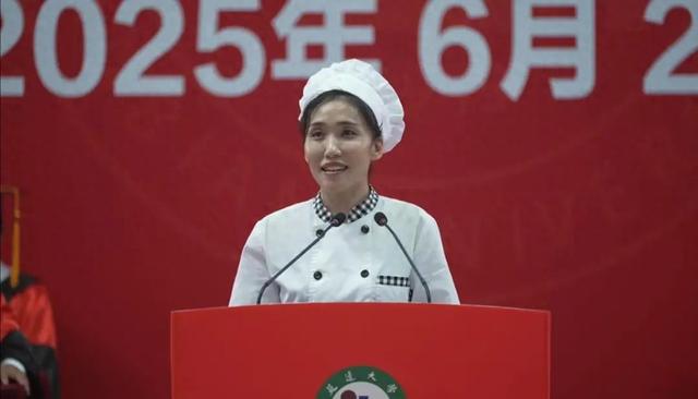 感动泪目！延边大学毕业典礼上食堂阿姨暖心叮嘱：难过委屈别硬扛，多忙都要好好吃饭