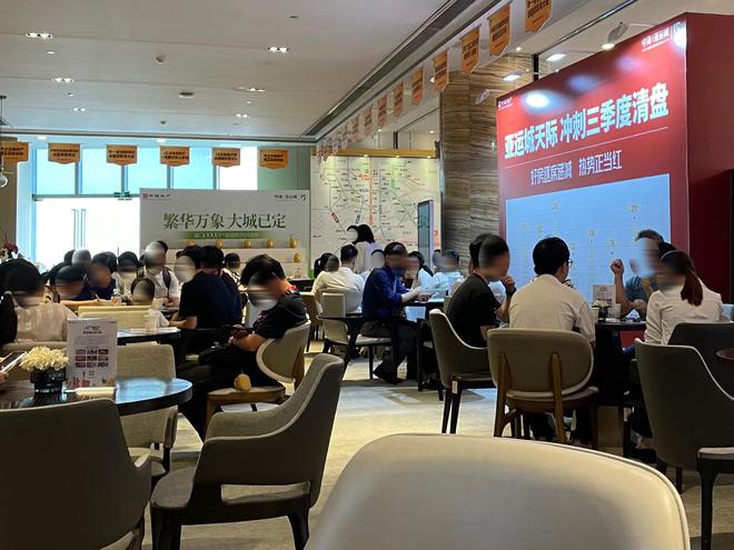 比“小阳春”还火！房企年中冲刺：有楼盘靠LABUBU吸客，上海建发派千张乐高乐园门票