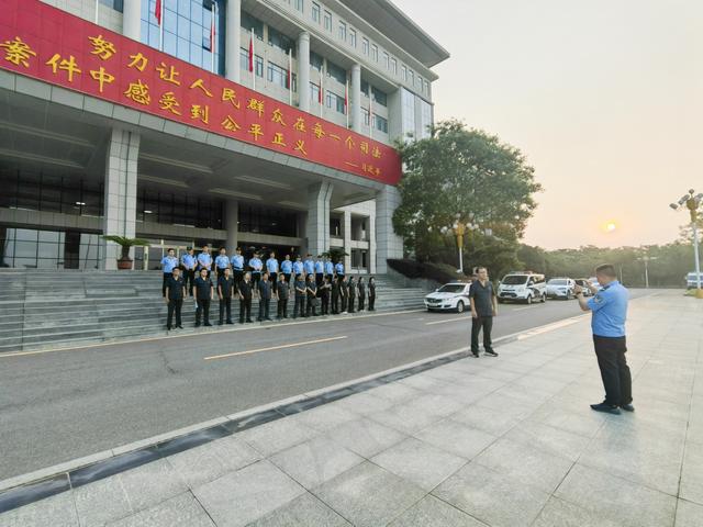 晨光未亮干警集结！内乡法院执行行动拘传13人兑现权益
