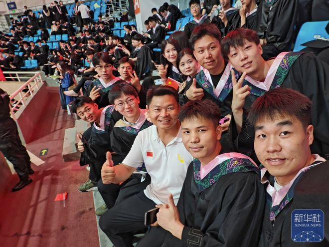 毕业典礼与工地上父亲视频的男孩，正在抗洪！