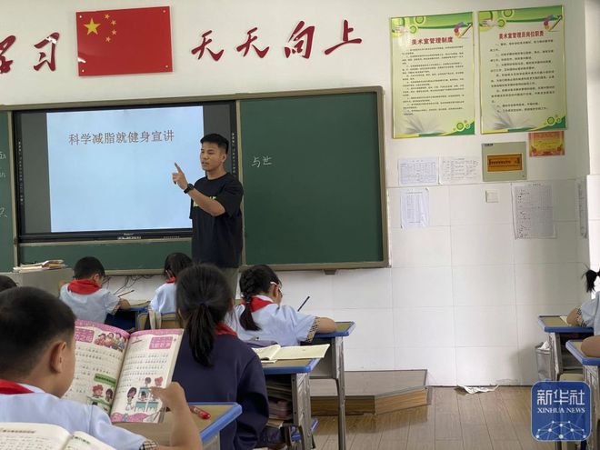毕业典礼与工地上父亲视频的男孩，正在抗洪！