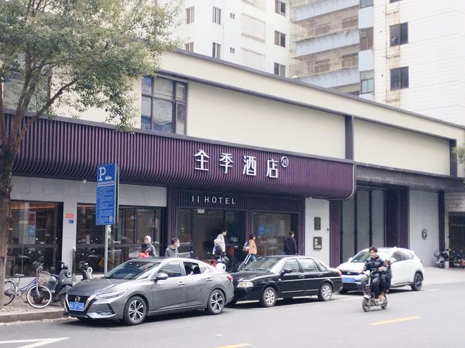 年轻人涌入亚朵们，五星级酒店“打骨折”拍卖，煤老板们也不接盘了