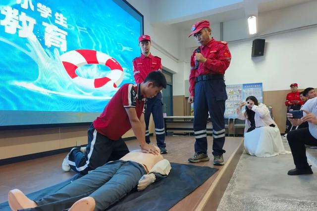 防溺水+急救技能 登封市密织暑期安全防护网