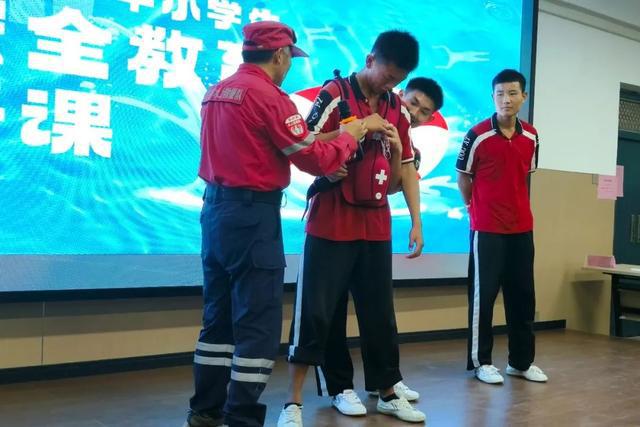 防溺水+急救技能 登封市密织暑期安全防护网
