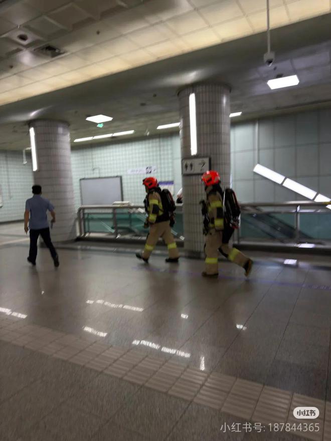 韩国首尔地铁5号线列车发生火灾，纵火事件嫌疑人当场被控制