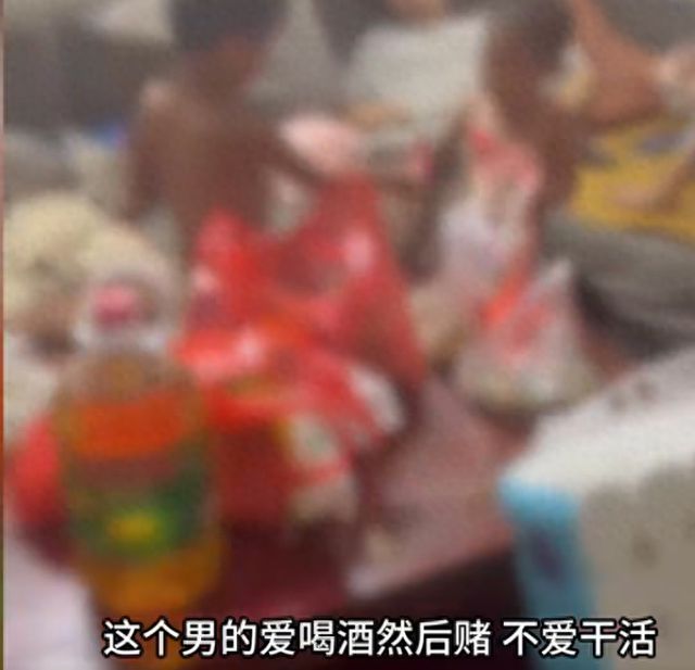 济宁一女子带3光身幼童外出时晕倒，背后有啥隐情？
