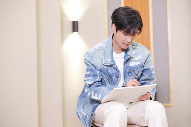 王晰做客《背后》：用音乐创造“安全区”