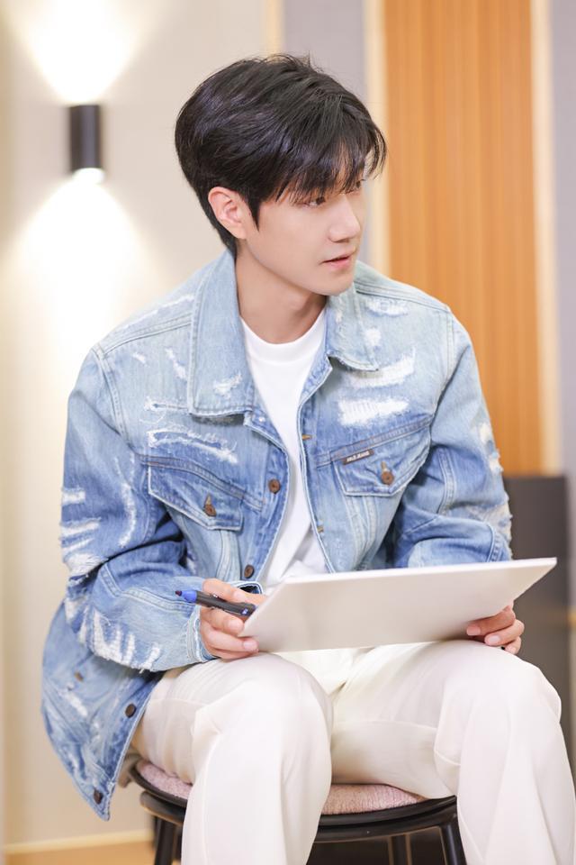 王晰做客《背后》：用音乐创造“安全区”