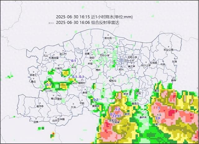 下雨了！郑州主城区局地雨势十分强劲，伴雷暴大风