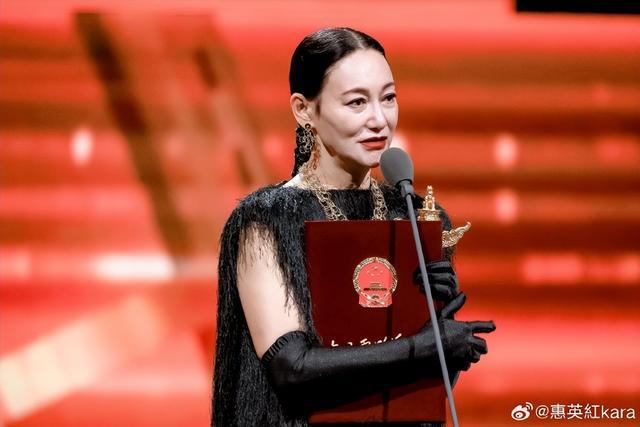 65岁惠英红回应“脸上缝过89针”：鼻子是歪的，眼睛大小不一样，但不工作生命没有意义