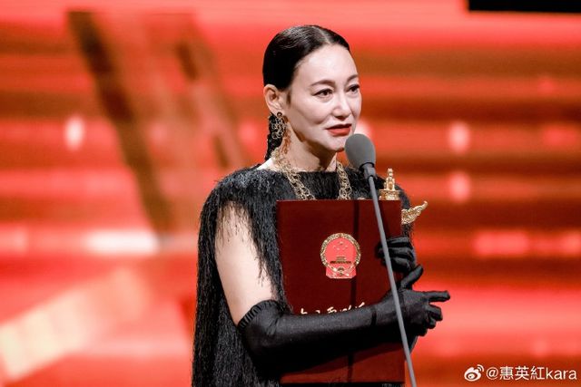 65岁惠英红称曾抑郁5年没法出门，回应“脸上缝过89针”