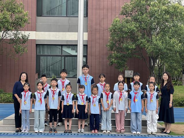 管城区长青路小学举行期末家长会与散学典礼