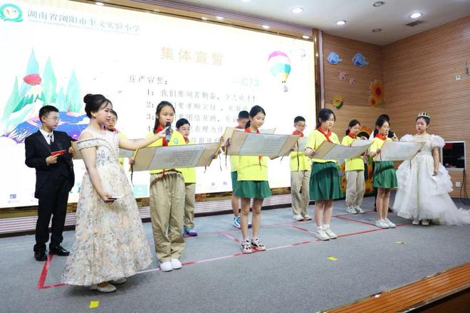 青春致礼，毕业典礼上同学们向老师行传统鞠躬礼