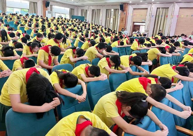 青春致礼，毕业典礼上同学们向老师行传统鞠躬礼
