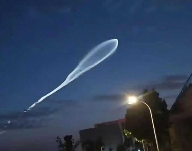 西安夜空又出现不明发光物！前一日天空现大量白点状物，两部门回应，网友揭秘