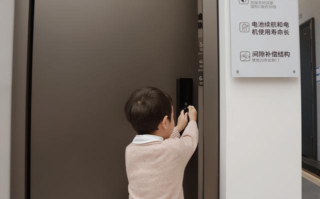 智能门锁夹手隐患成热议！王力安防“不夹手”防盗门给出解决方案