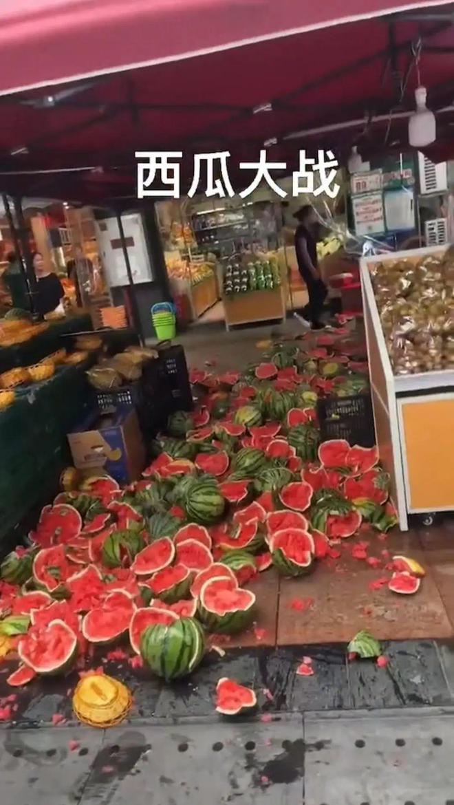 知名水果连锁店上演"砸西瓜大战"！目击者：扔荔枝时被大妈捡走不少