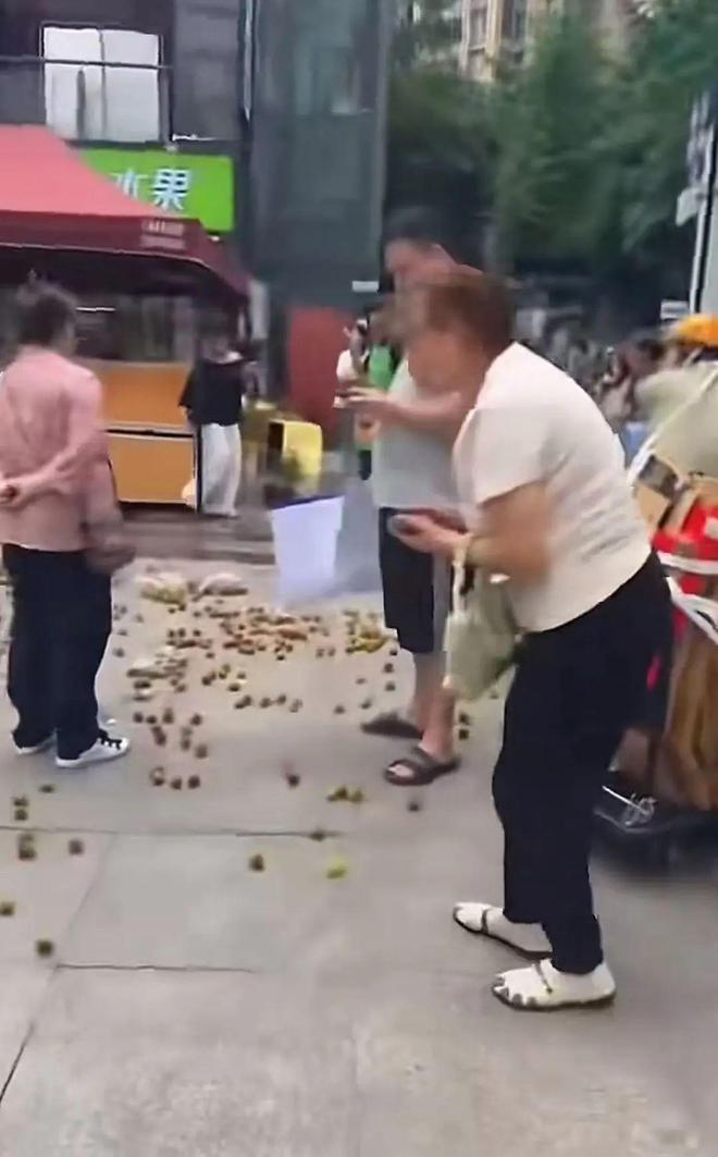 知名水果连锁店上演"砸西瓜大战"！目击者：扔荔枝时被大妈捡走不少