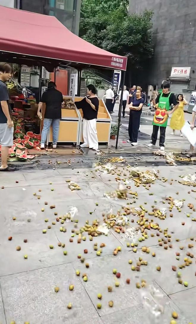 知名水果连锁店上演"砸西瓜大战"！目击者：扔荔枝时被大妈捡走不少