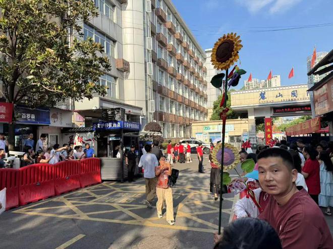 湖南高考现场直击！加油，少年的你！！转发送祝福