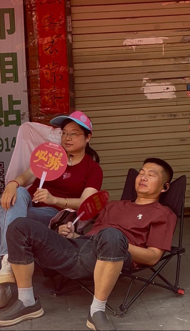 长沙父母举985211向日葵，自带折叠椅陪女儿高考，女儿一眼认出“爱的坐标”！