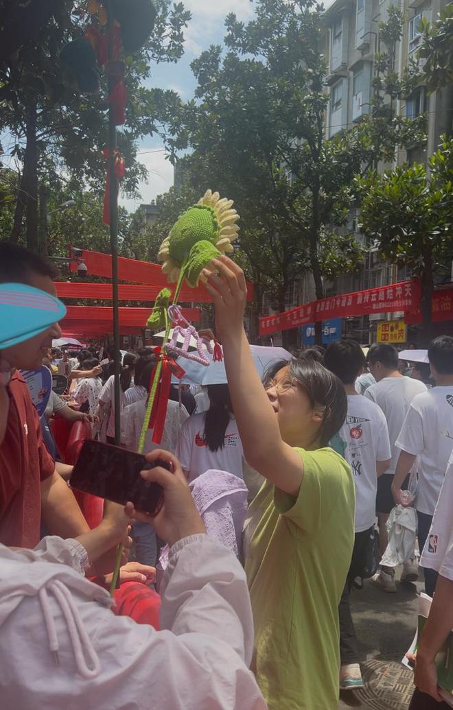 长沙父母举985211向日葵，自带折叠椅陪女儿高考，女儿一眼认出“爱的坐标”！