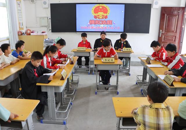 法槌声中的成长课——南阳宛城法院开展模拟法庭进校园活动