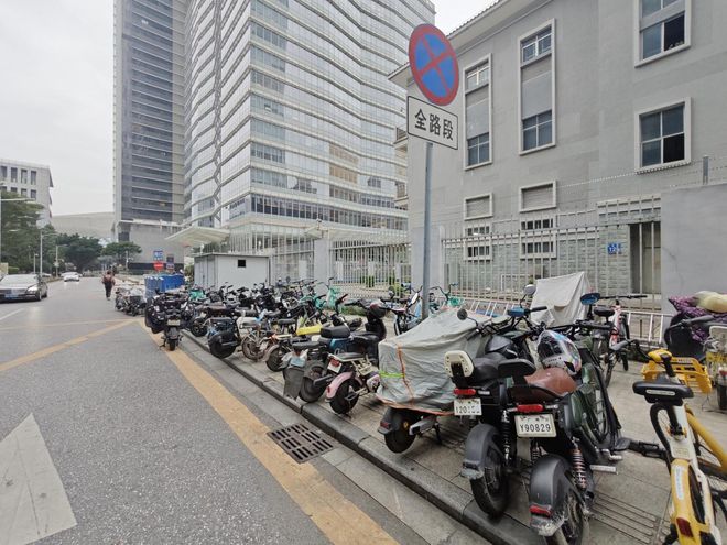 人行道飙车、包围公交站、闯红灯……广州CBD遭遇“电鸡”围城