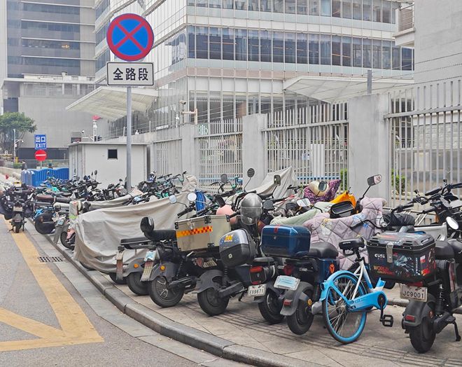 人行道飙车、包围公交站、闯红灯……广州CBD遭遇“电鸡”围城