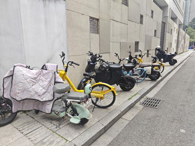 人行道飙车、包围公交站、闯红灯……广州CBD遭遇“电鸡”围城
