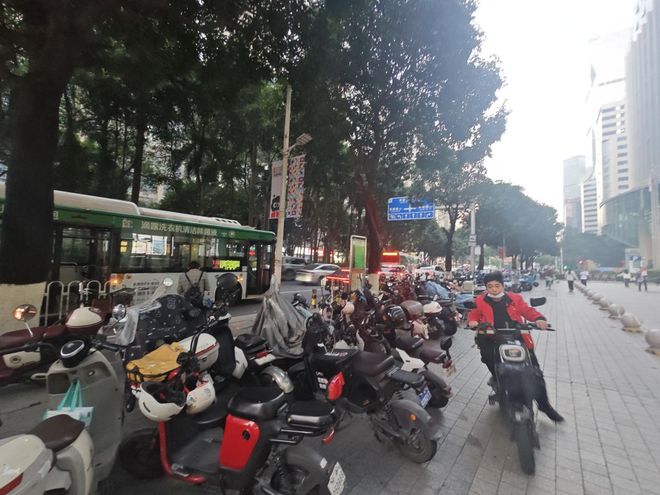 人行道飙车、包围公交站、闯红灯……广州CBD遭遇“电鸡”围城
