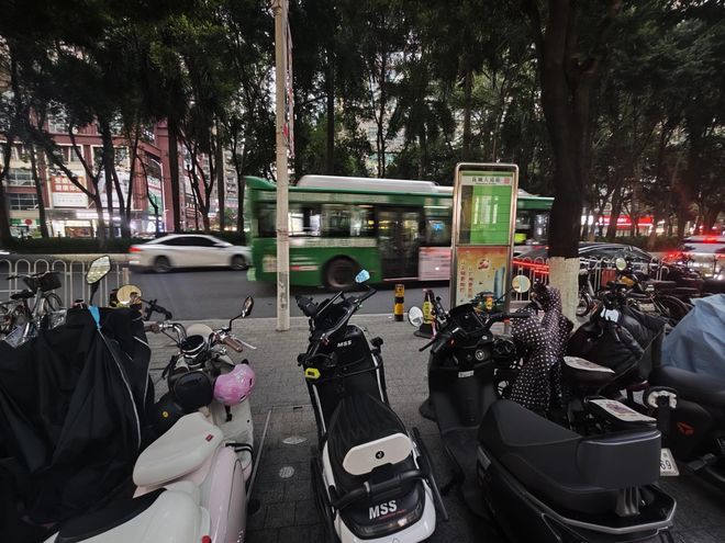 人行道飙车、包围公交站、闯红灯……广州CBD遭遇“电鸡”围城