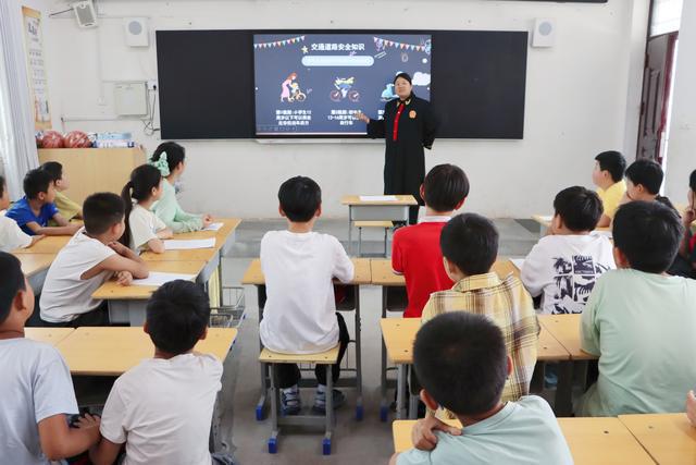 法槌声中的成长课——南阳宛城法院开展模拟法庭进校园活动
