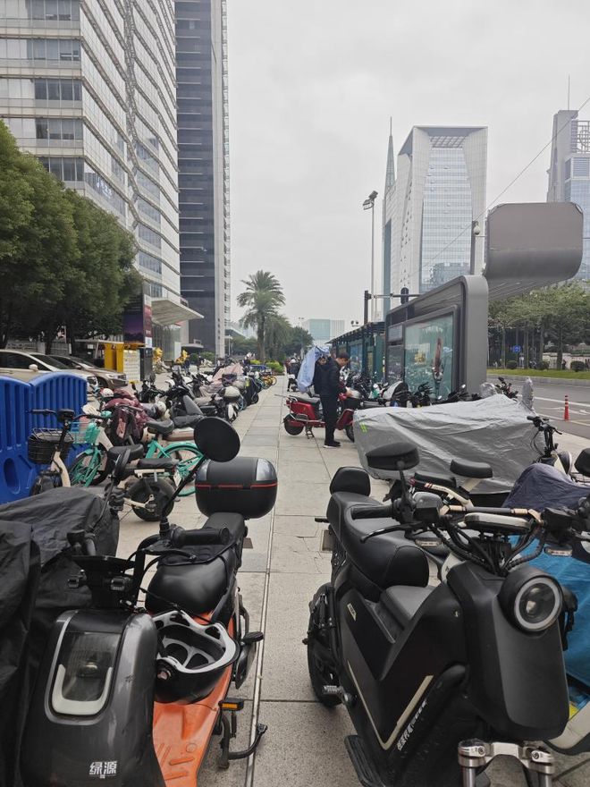 人行道飙车、包围公交站、闯红灯……广州CBD遭遇“电鸡”围城