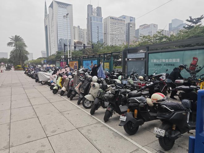人行道飙车、包围公交站、闯红灯……广州CBD遭遇“电鸡”围城